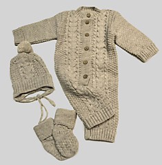 Комбинезон, шапочка, носочки для новорожденного (бежевый).